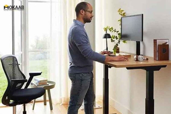 میز ایستاده در دفاتر اداری
