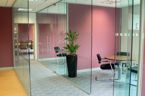 پارتیشن فریم لس چیست؟ مزایا و کاربرد در طراحی دفاتر اداری مدرن