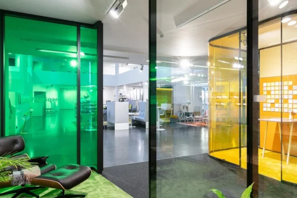 پارتیشن‌ شیشه‌ ای رنگی و کاربرد آن‌ در فضای اداری