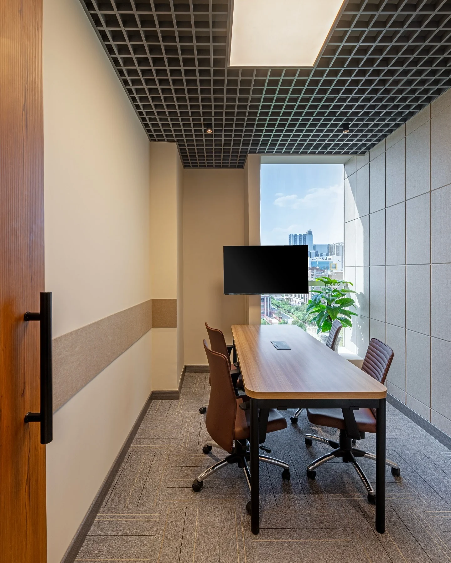 ایده دفتر کار - اتاق جلسات جمع‌وجور با پالت رنگی خنثی مدرن