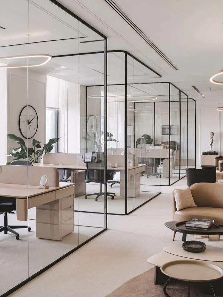 ایده دفتر کار با پارتیشن شیشه‌ ای و چیدمان باز و روشن