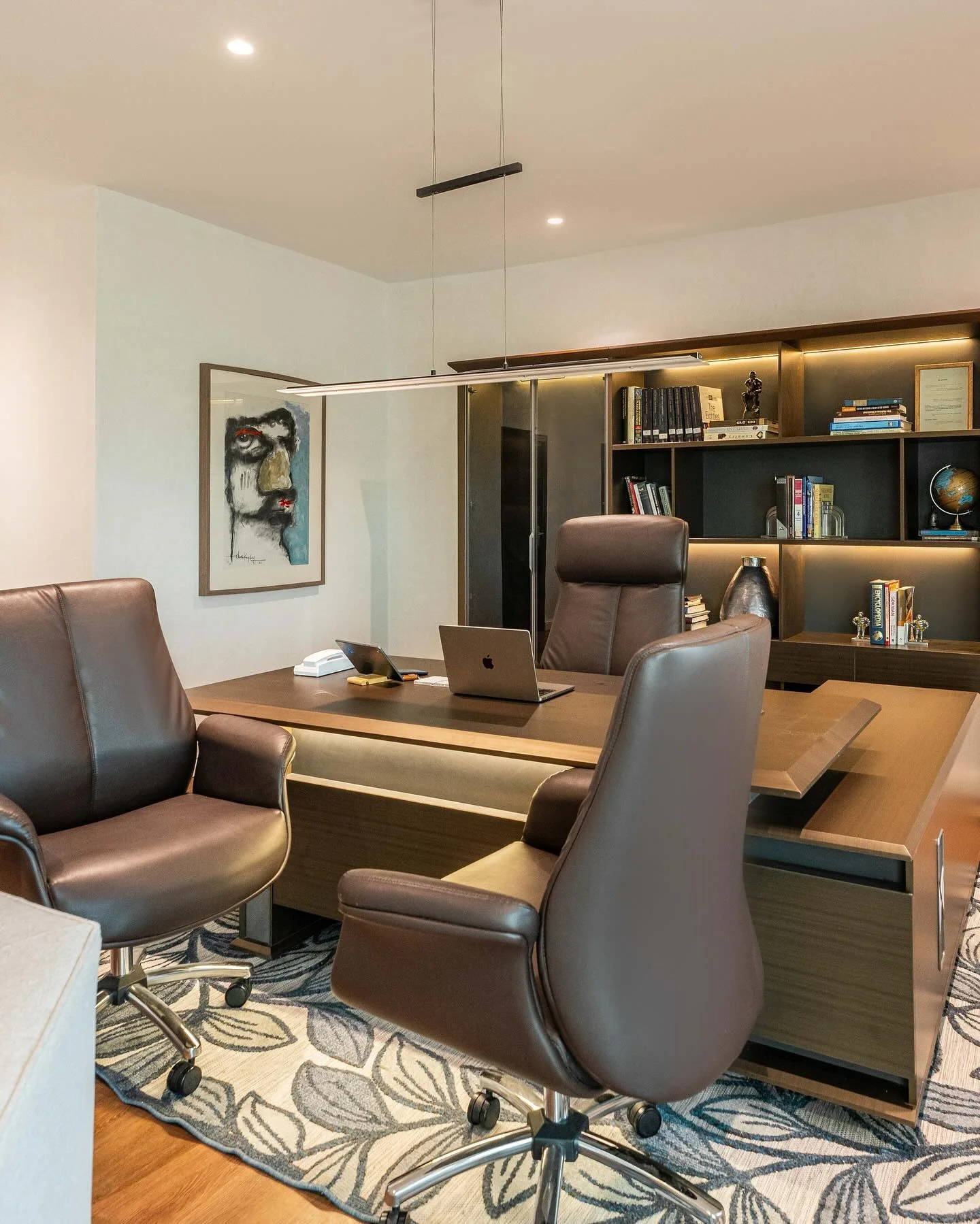 دفتر اجرایی با چرم لوکس و تزئینات چوب گردو