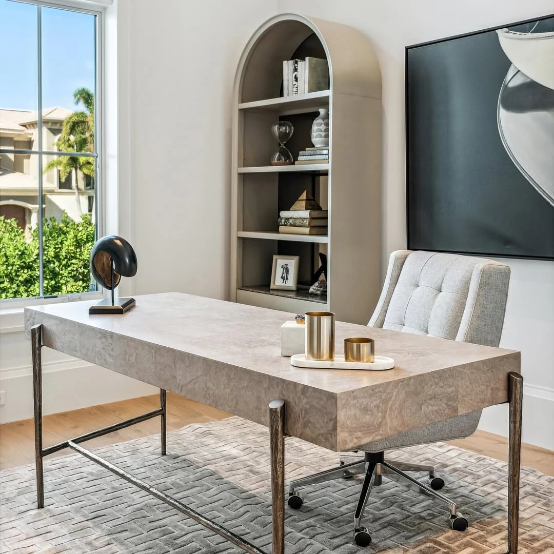 دفتر کار خنثی با میز سنگی و جزئیات خاکستری نرم