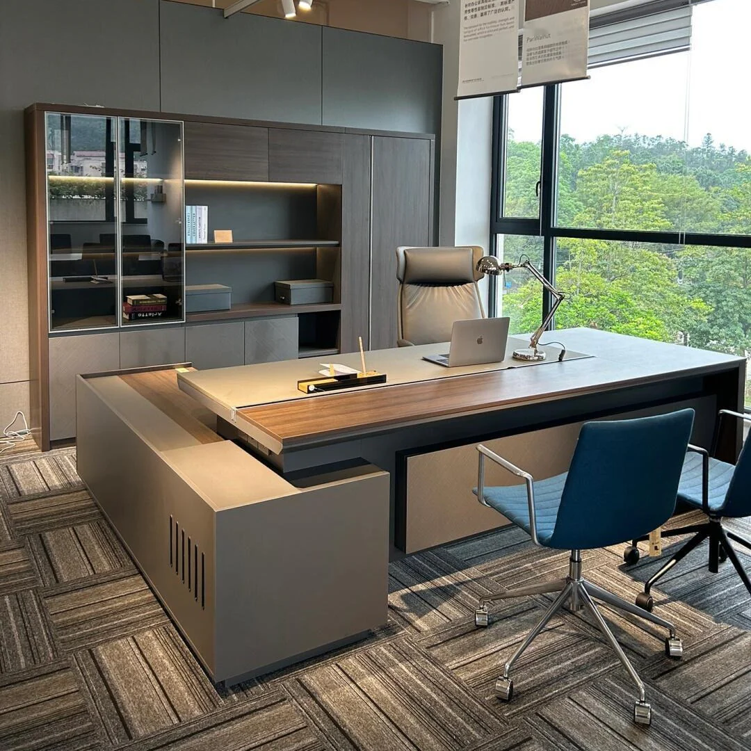 دفتر کار شیک با میز دو رنگ و منظره شهری
