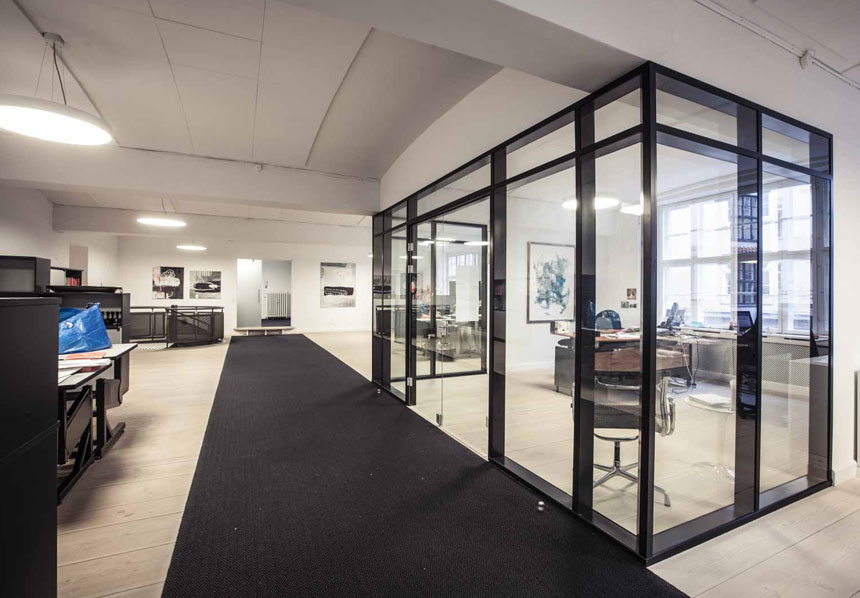 طراحی اتاق مدیریت اداری با پارتیشن