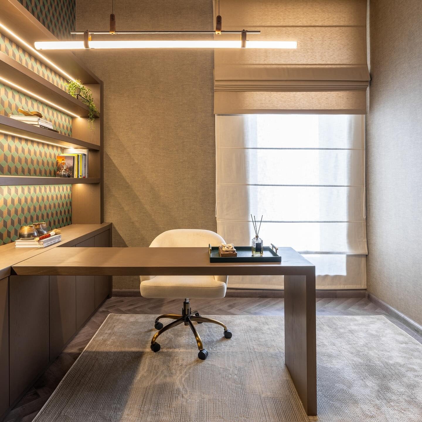 فضای کاری ساده با رنگ توپ و جزئیات الگو دار