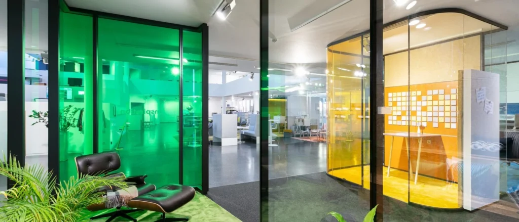 پارتیشن‌ شیشه‌ ای رنگی و کاربرد آن‌ در فضای اداری