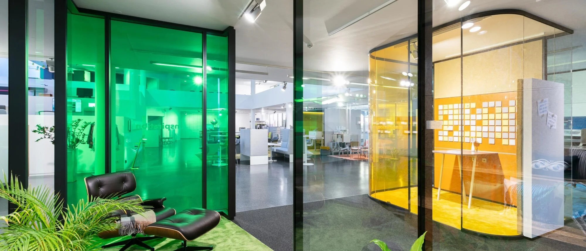 پارتیشن‌ شیشه‌ ای رنگی و کاربرد آن‌ در فضای اداری