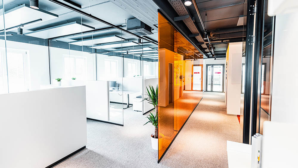 کاربرد پارتیشن‌ شیشه‌ ای رنگی در فضاهای اداری تخصصی