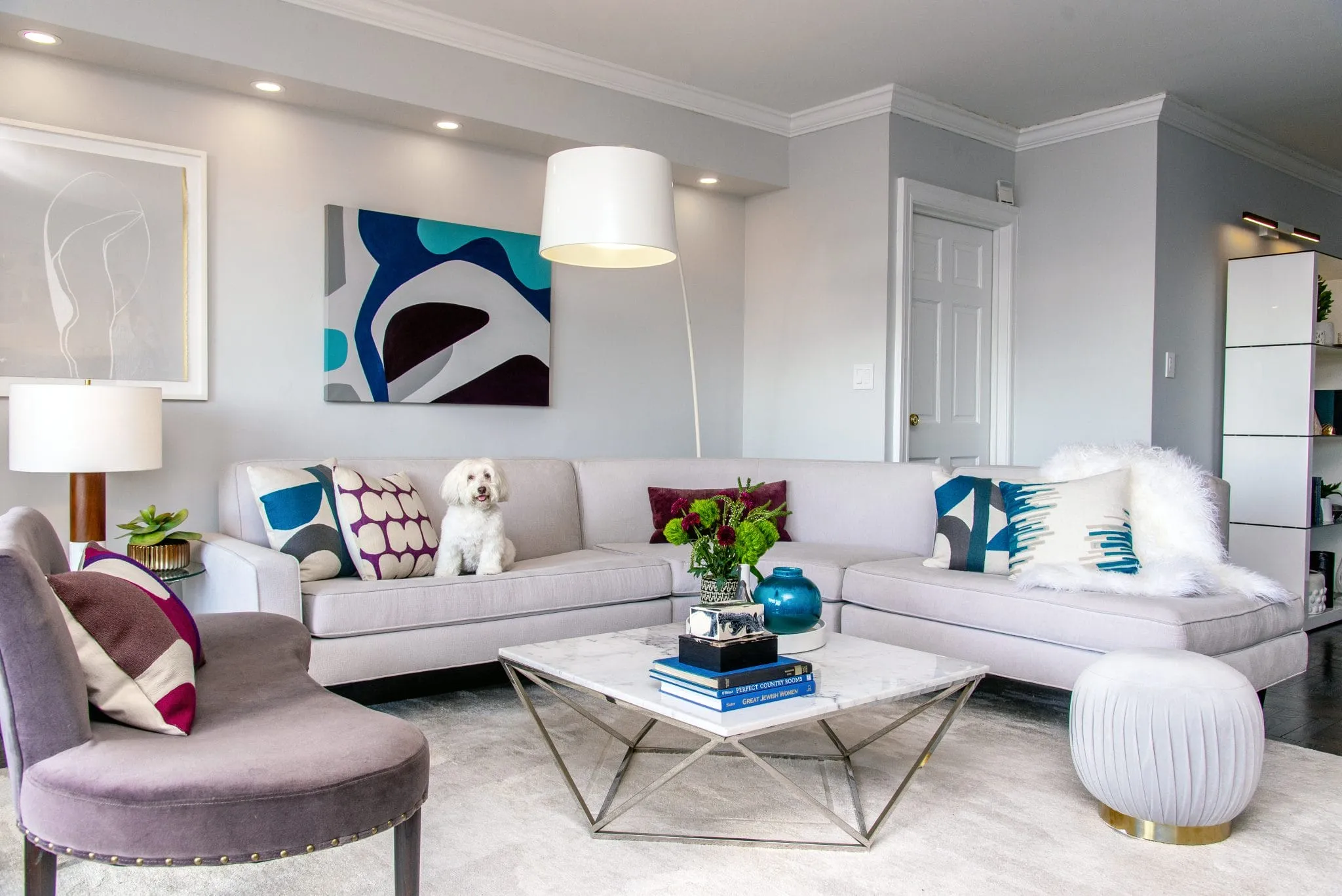 ۱۲. خز مصنوعی و بافت‌های گرم در دکور منزل