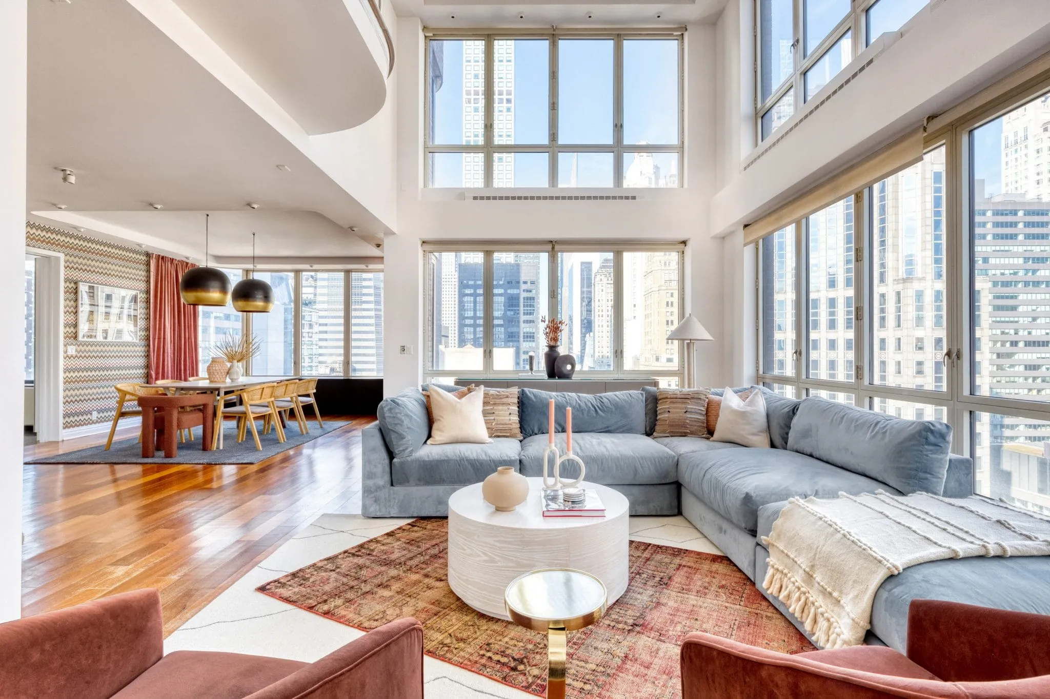 ۴. مبلمان حجیم، نرم و راحت؛ ترند دکوراسیون داخلی